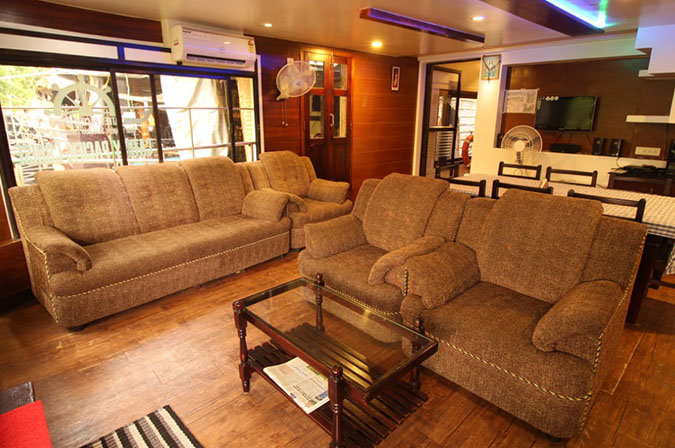4 bedroom houseboat